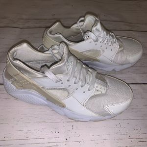 SOLD✨NIKE Hurrache Sneaker Off White